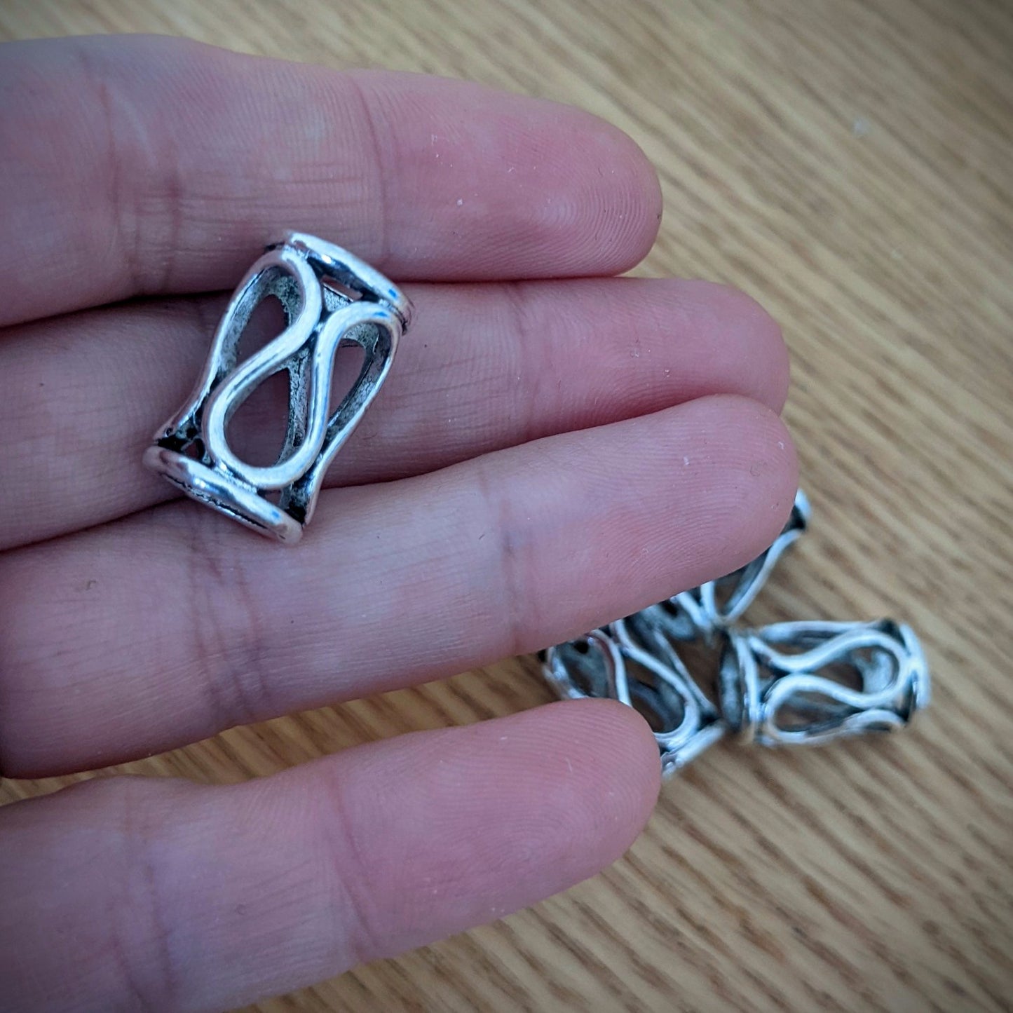 Metal wavy beads