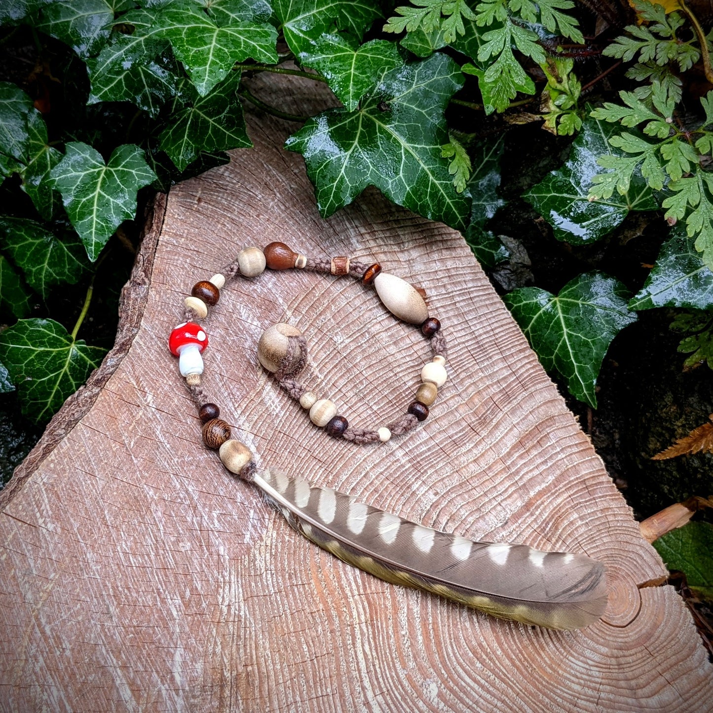 Dread bead toadstool with feather 1 (0.7 cm)