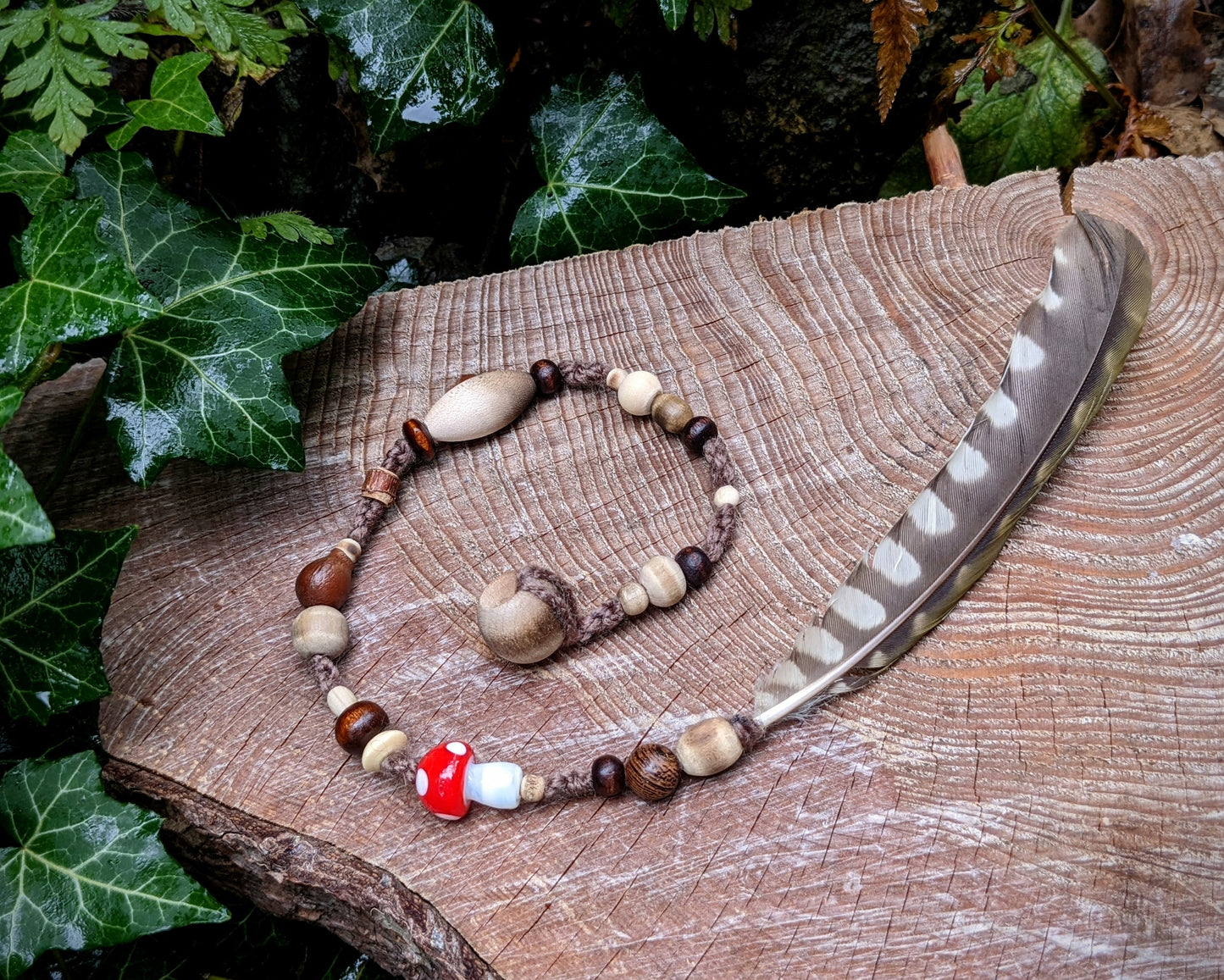 Dread bead toadstool with feather 1 (0.7 cm)