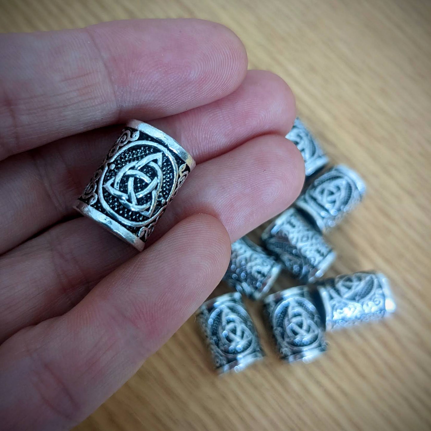 Metal triquetra beads (silver)