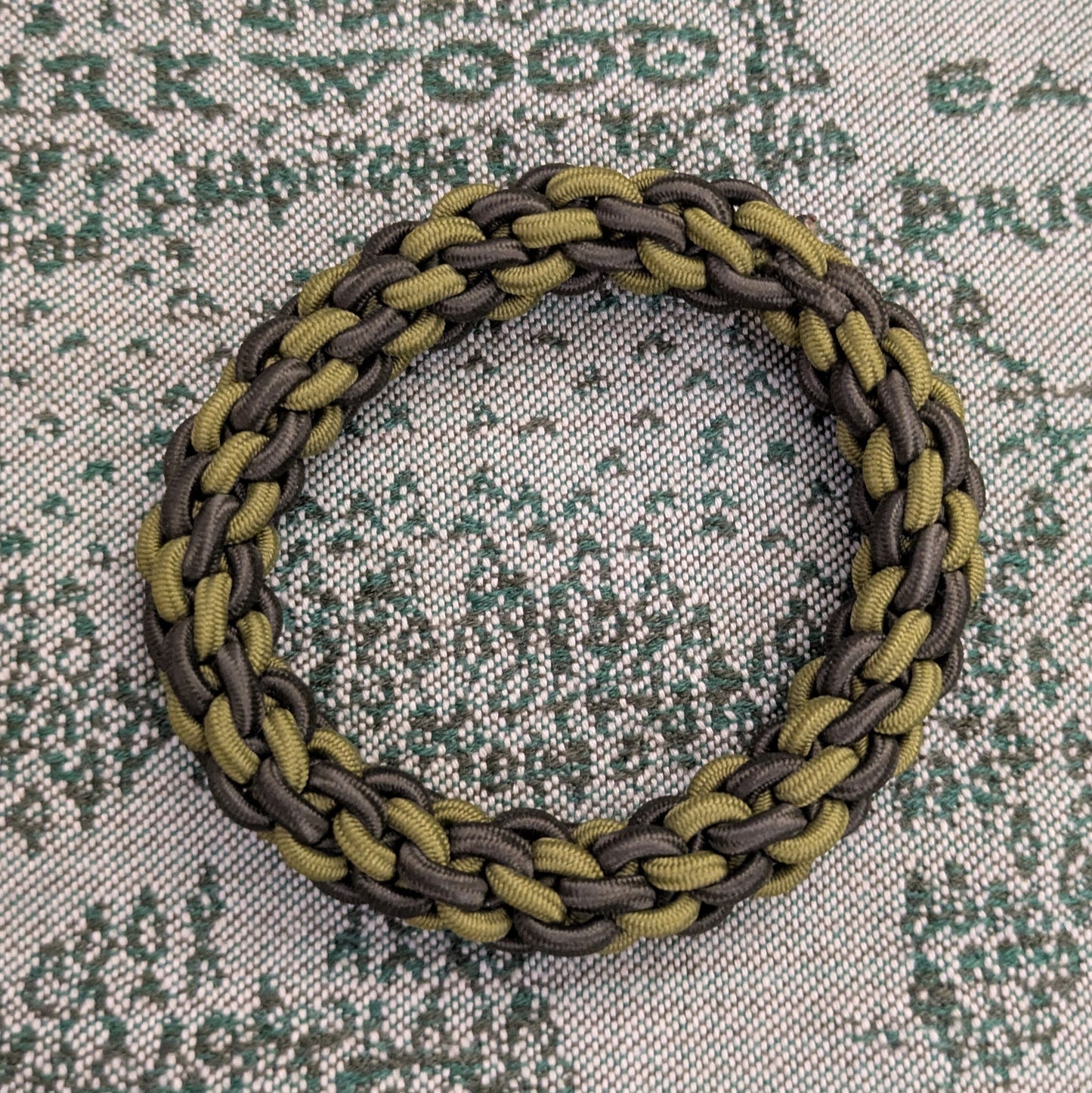 Two-tone rubber band