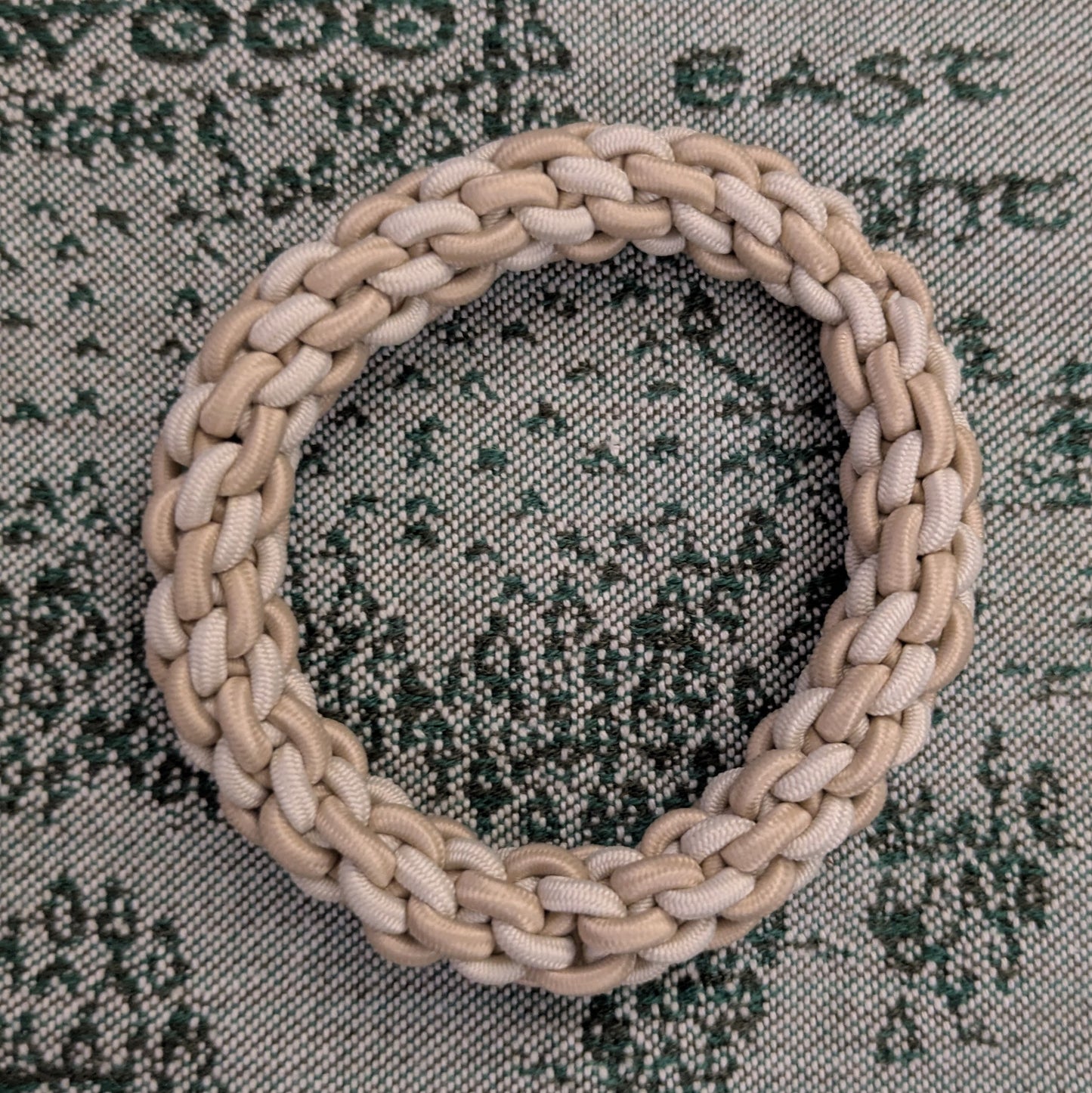 Two-tone rubber band