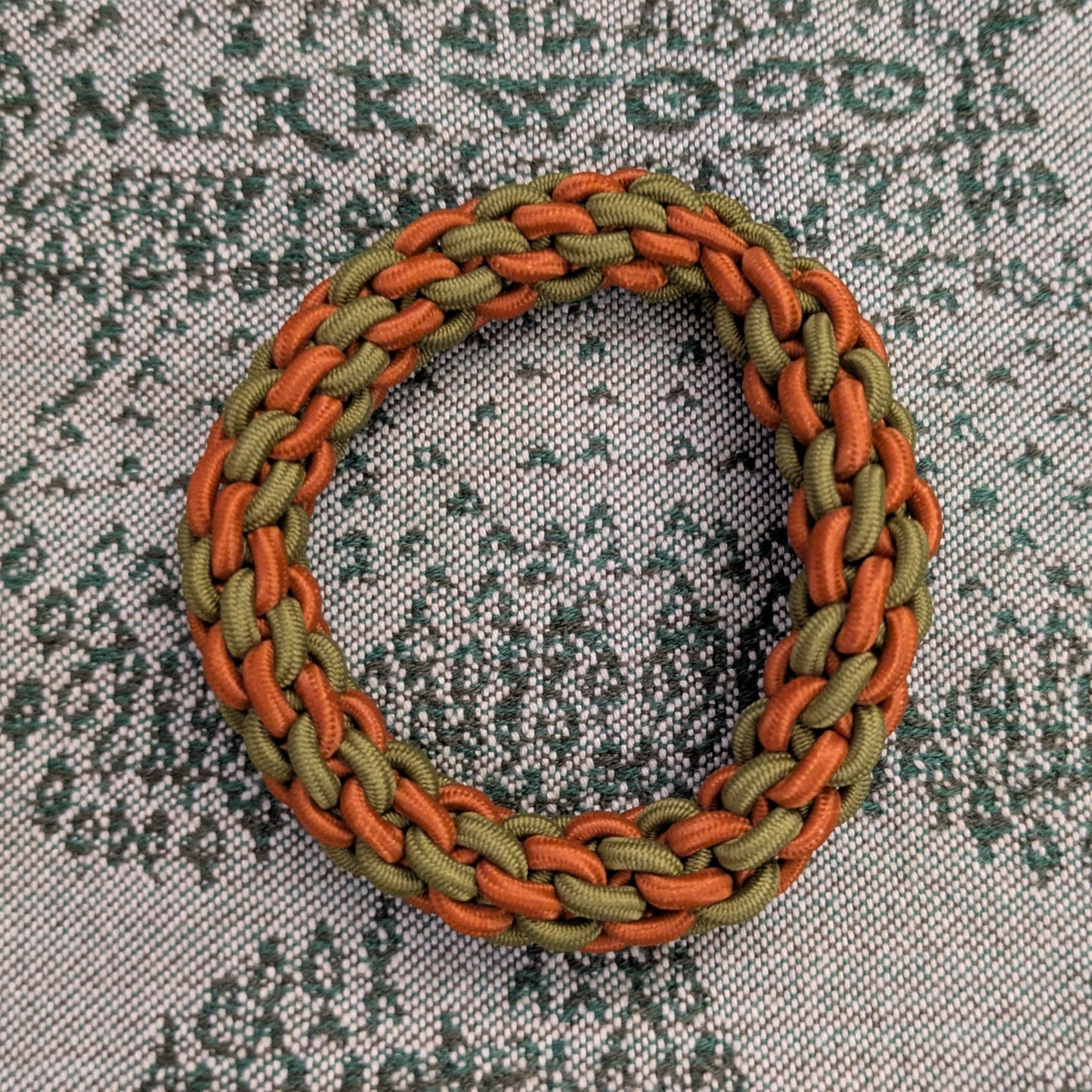 Two-tone rubber band