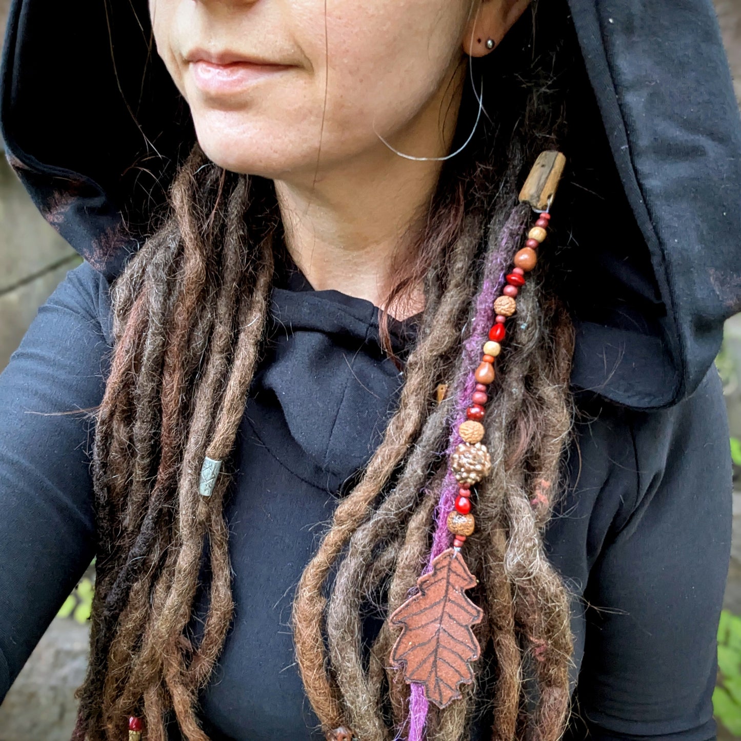 Dread bead toadstool with feather 1 (0.7 cm)