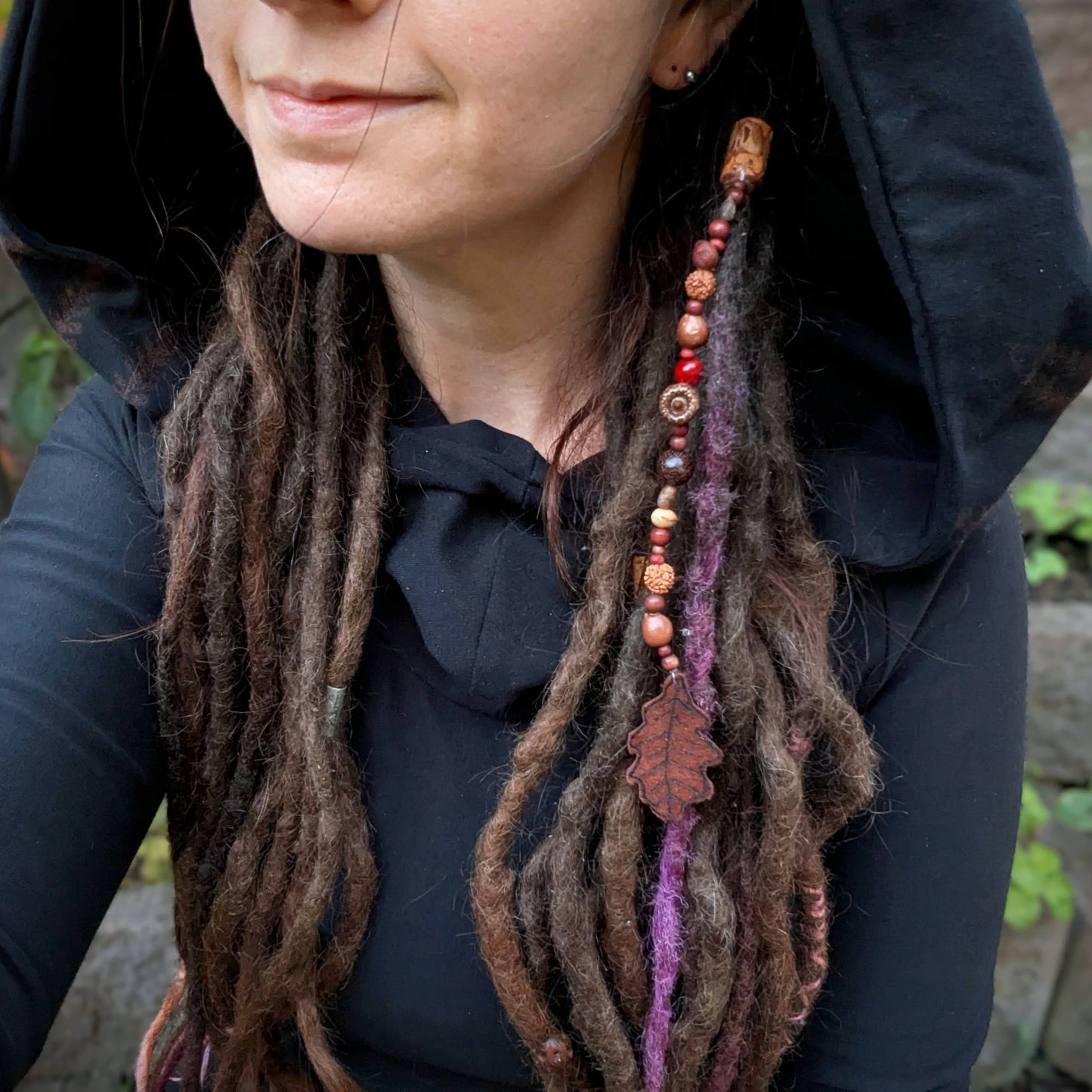 Dread bead toadstool with feather 1 (0.7 cm)