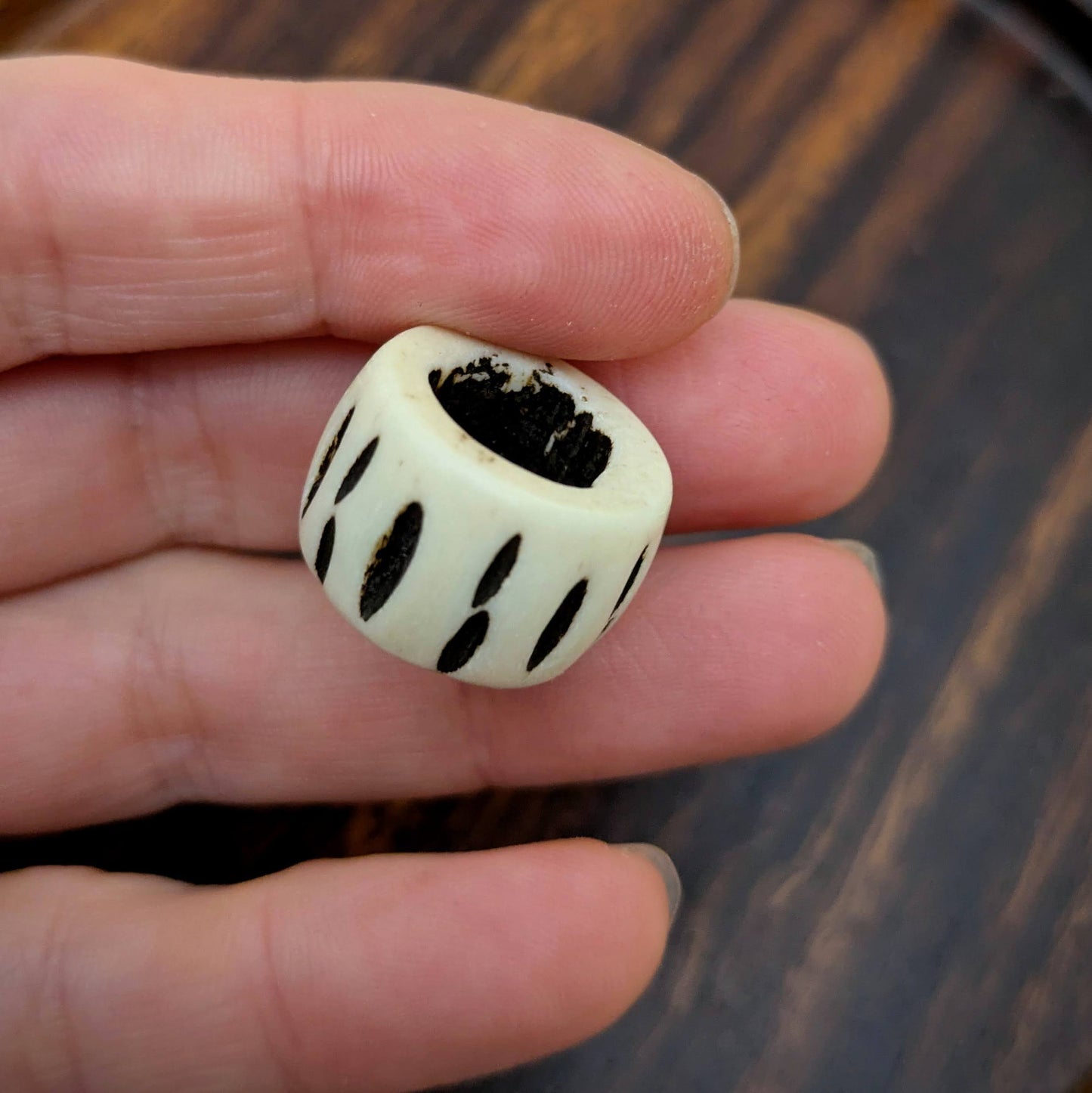 Korálek kostěný čárky