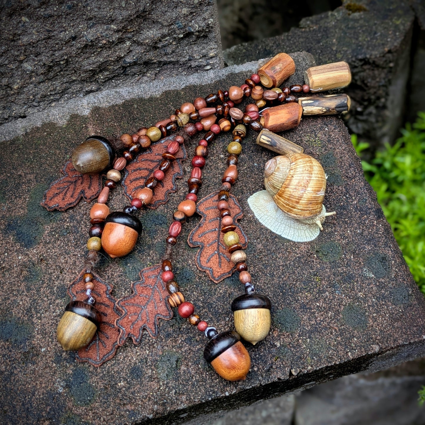 Dread bead toadstool with feather 1 (0.7 cm)