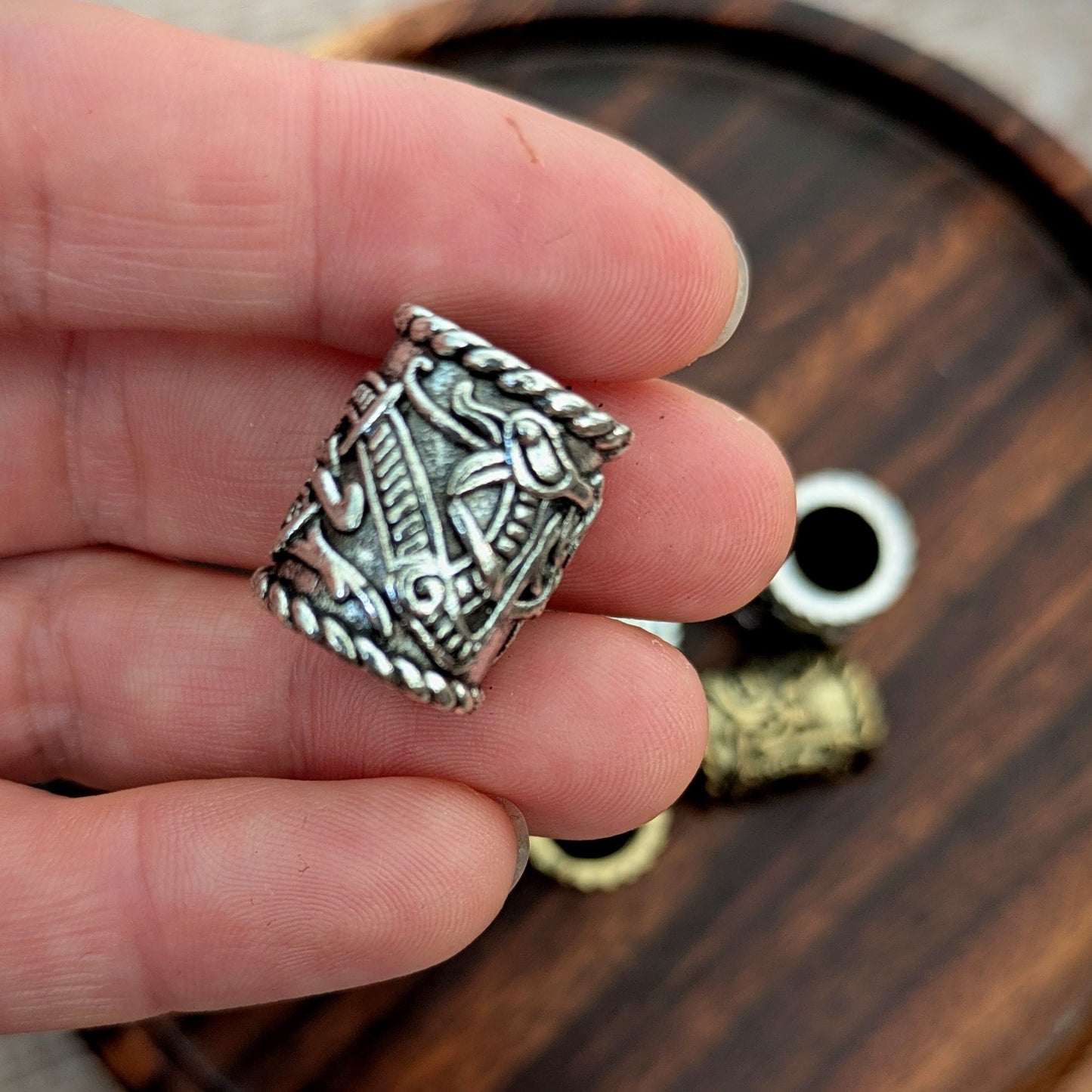 Metal triquetra beads (silver)