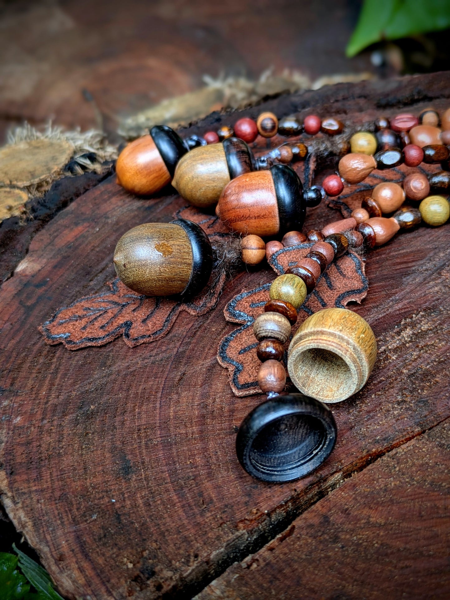 Dread bead toadstool with feather 1 (0.7 cm)