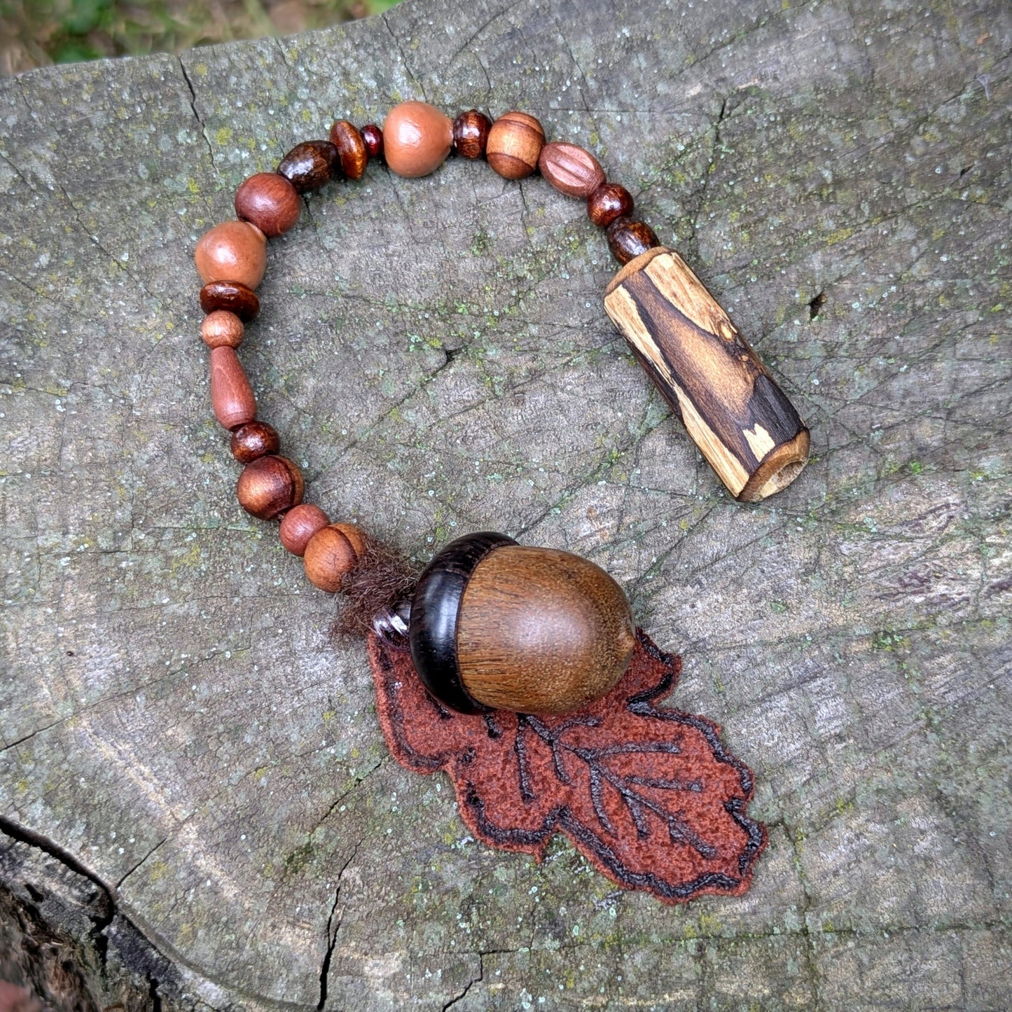 Dread bead toadstool with feather 1 (0.7 cm)