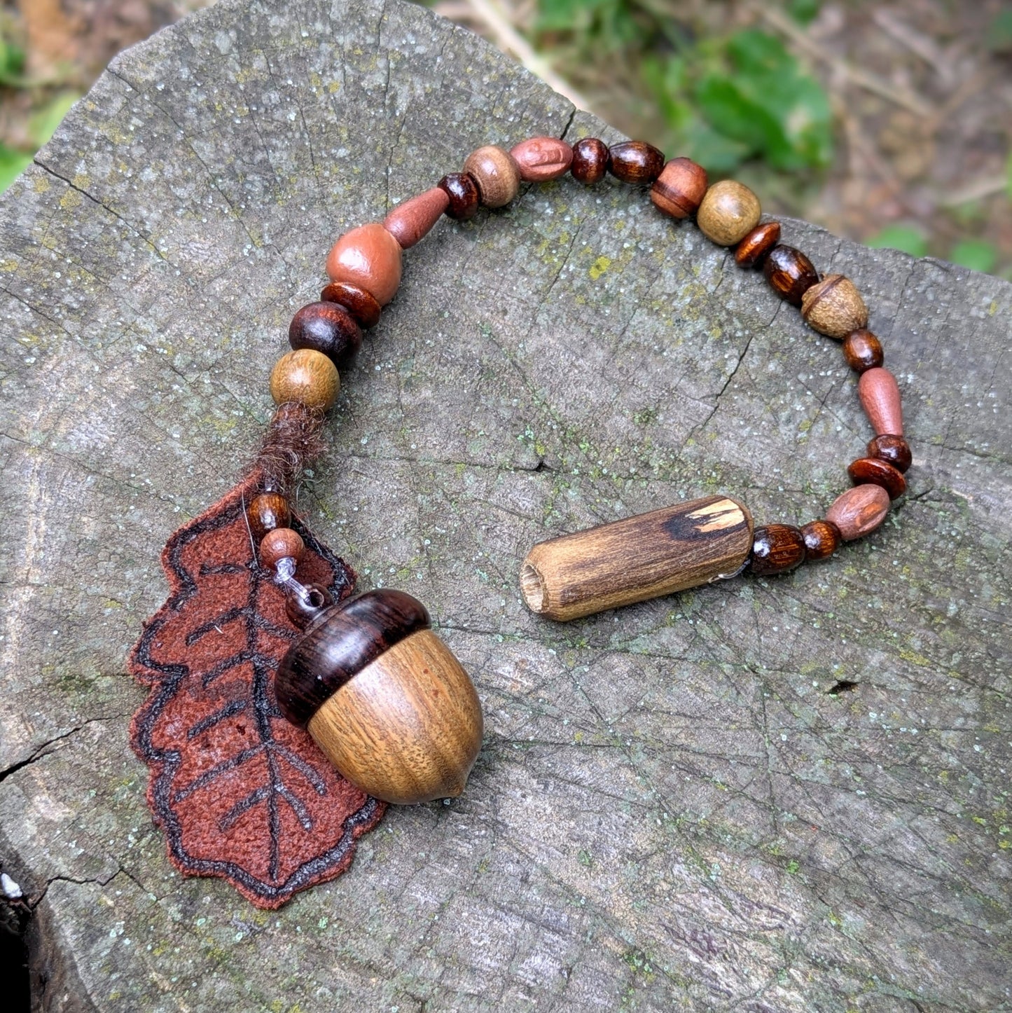 Dread bead toadstool with feather 1 (0.7 cm)