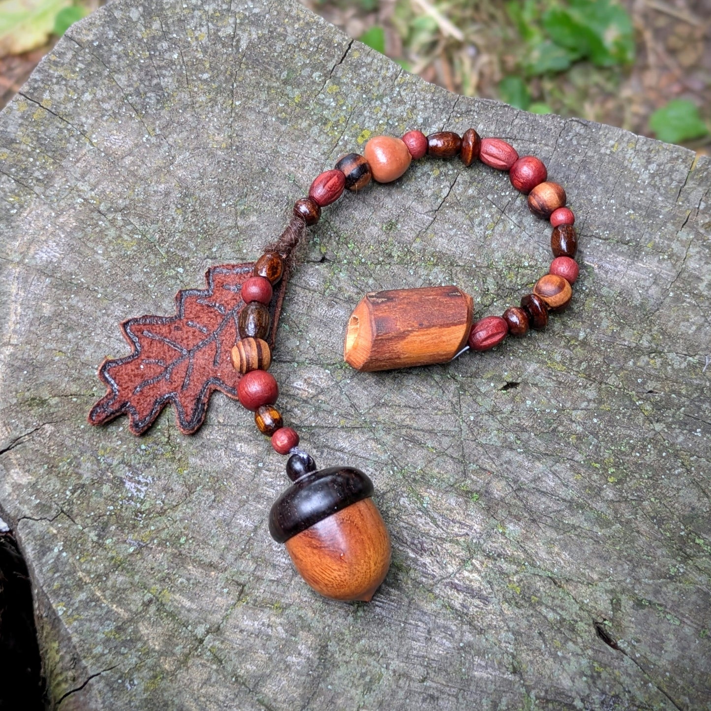Dread bead toadstool with feather 1 (0.7 cm)