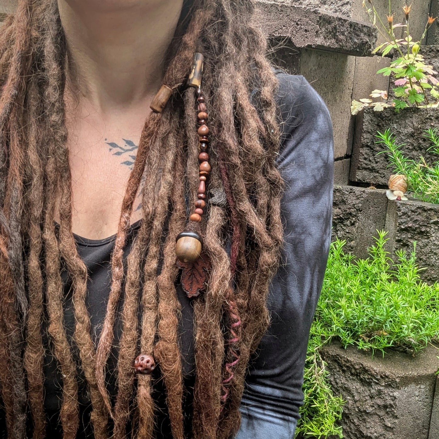 Dread bead toadstool with feather 1 (0.7 cm)