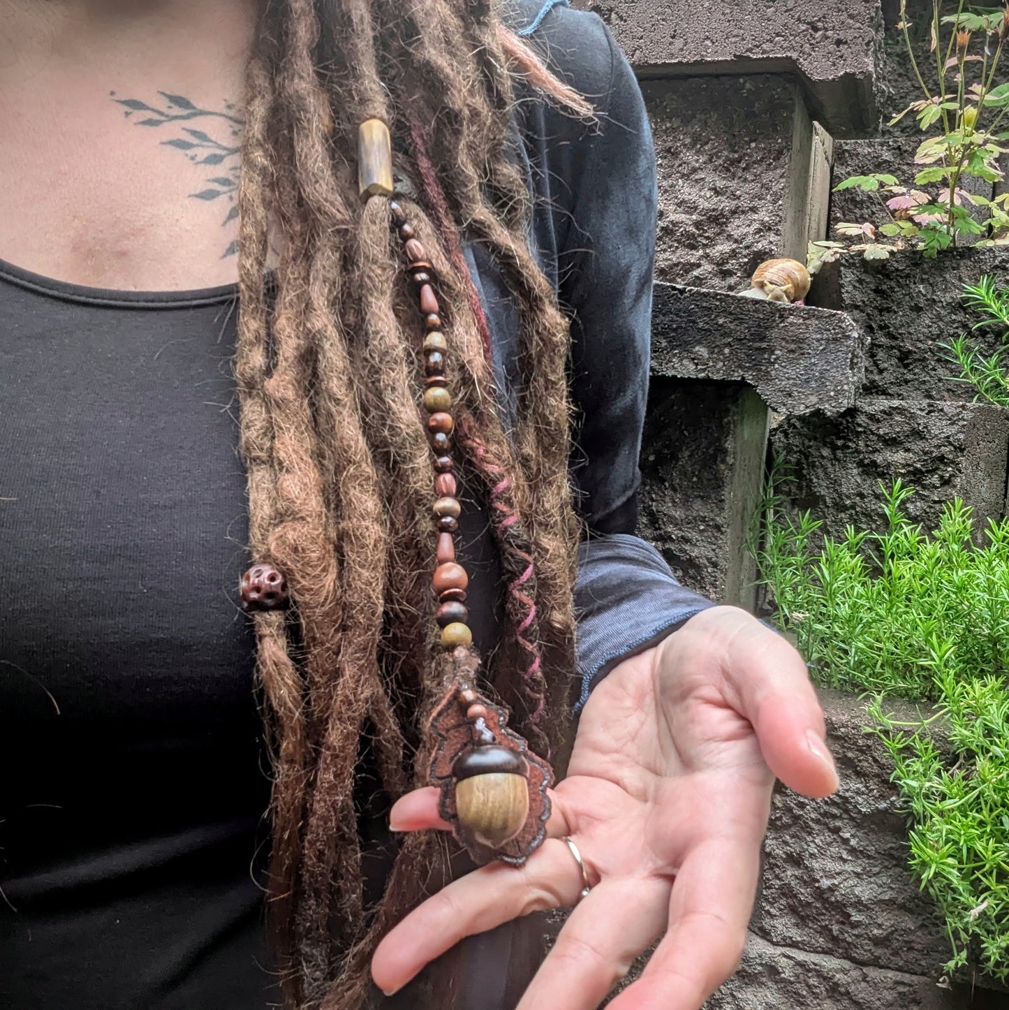 Dread bead toadstool with feather 1 (0.7 cm)