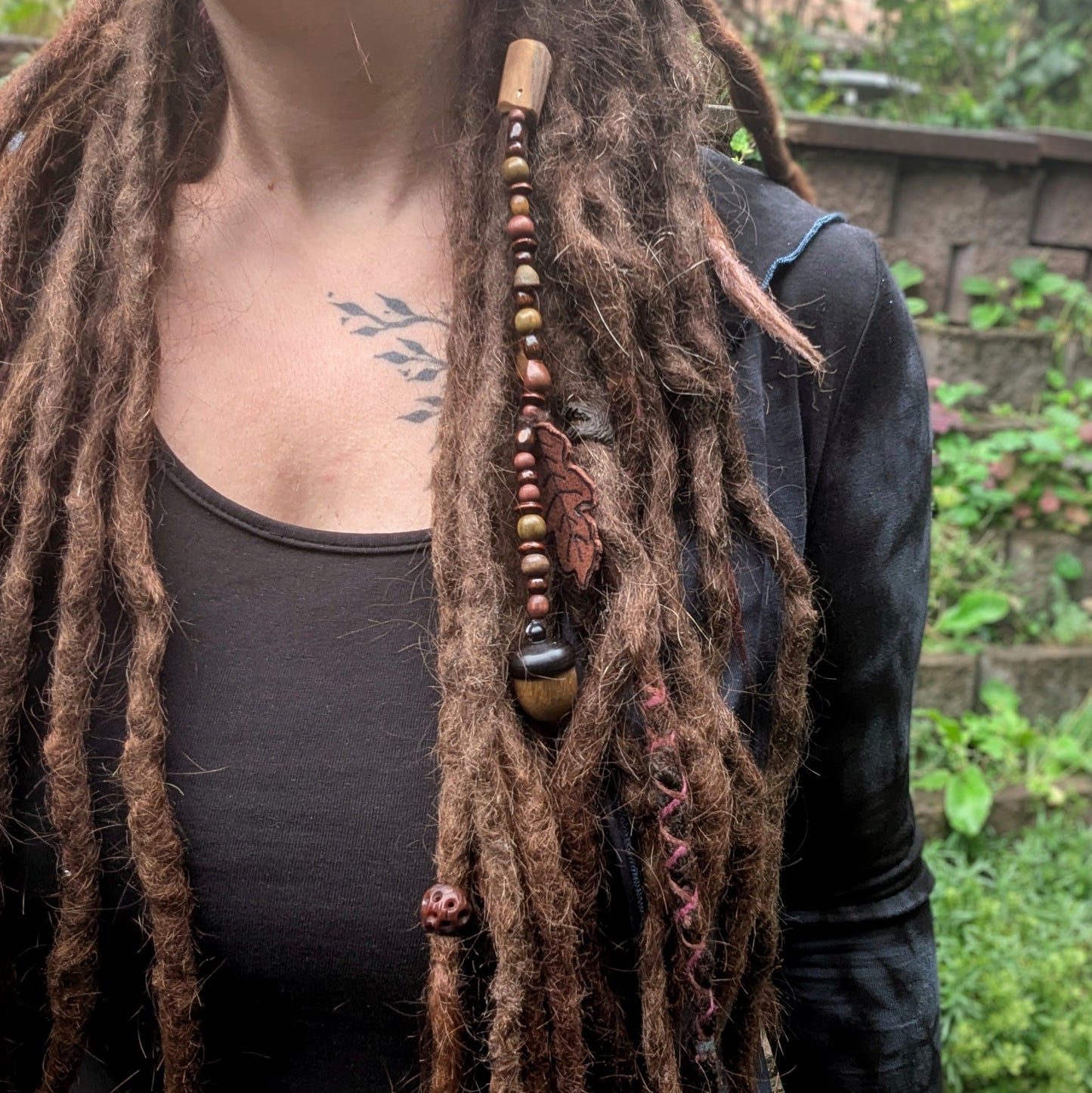 Dread bead toadstool with feather 1 (0.7 cm)