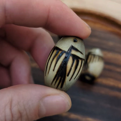 Korálek vypalovaný petroglyf pták