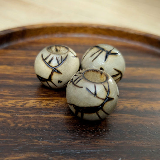 Korálek vypalovaný petroglyf divá zvěř