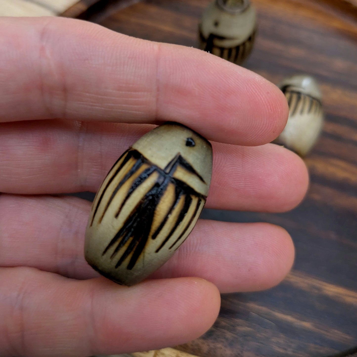 Korálek vypalovaný petroglyf pták