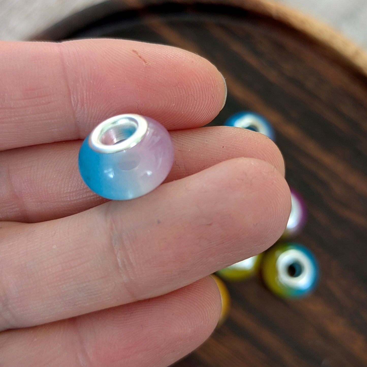 Korálky na dready akrylové dvoubarevné s kovovým středem