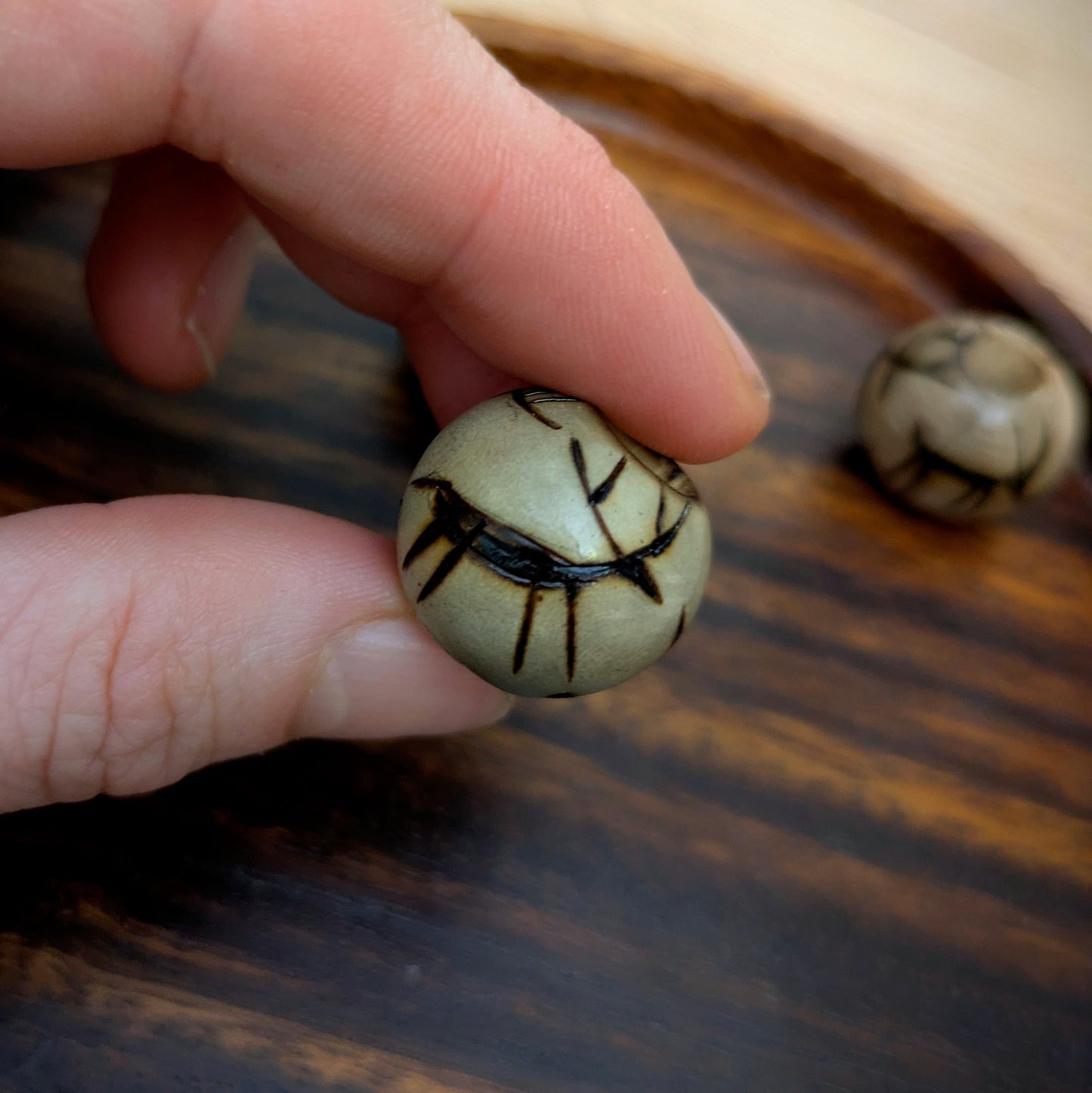 Korálek vypalovaný petroglyf divá zvěř