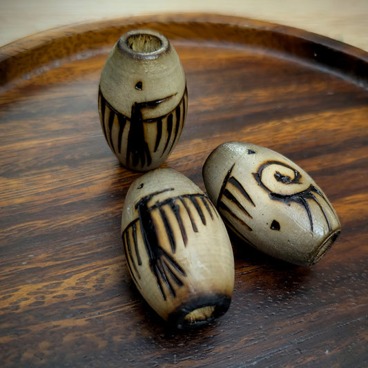 Korálek vypalovaný petroglyf pták