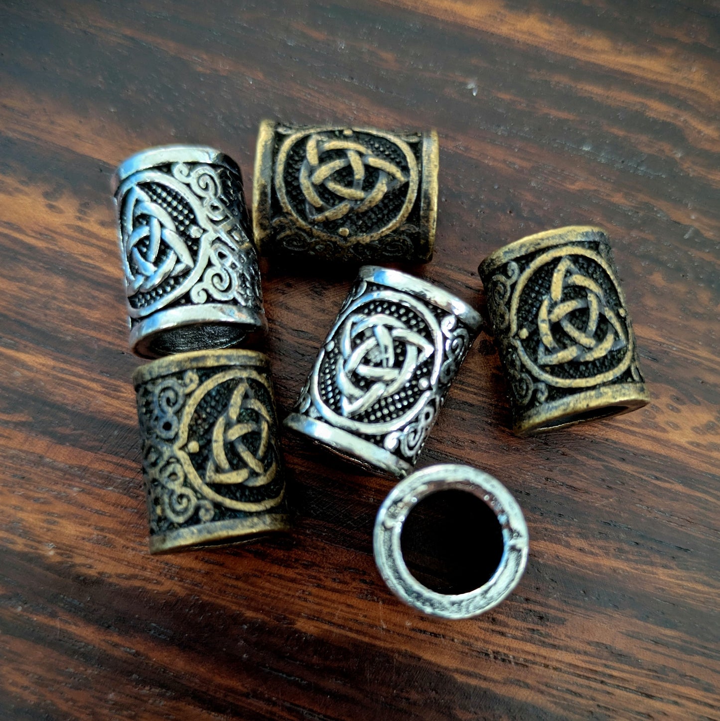 Korálky kovové triquetra